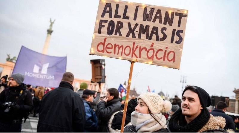 x-mas-demokracia hungury revolt against labour law amendment