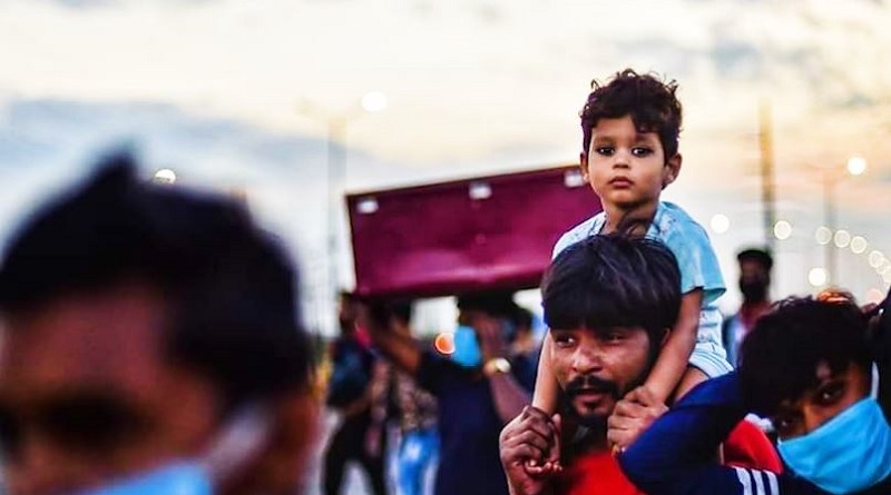 workers walking through roads of delhi