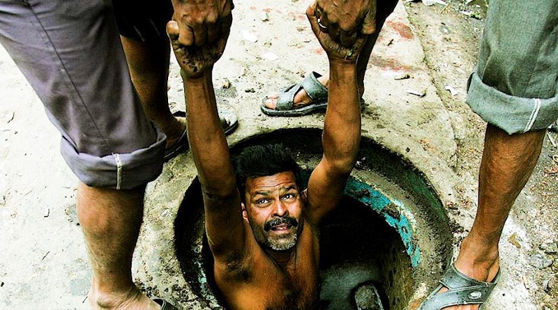 manual scavenging man in gutter safai karmchari