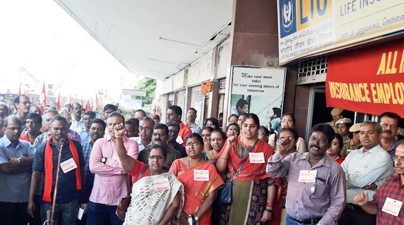 LIC Employees protest against IPO