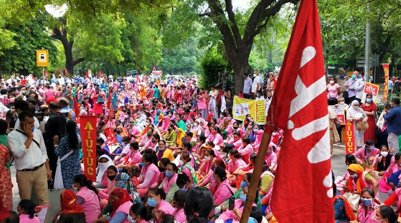 workers protest at jantar mantar on 9th august