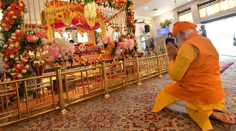 modi at rakab ganj gurudwara for prayer