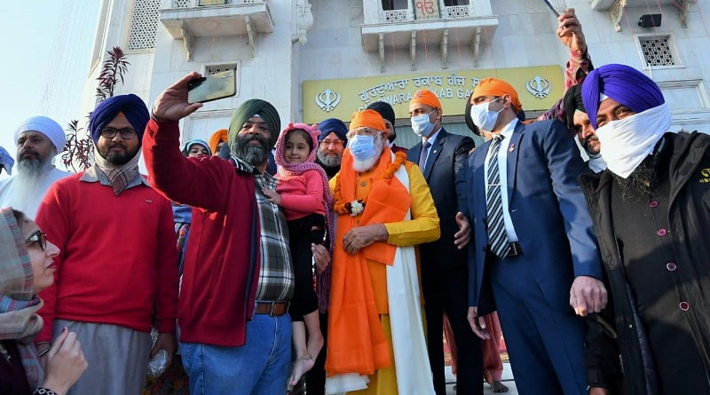 modi at rakab ganj gurudwara with sikh