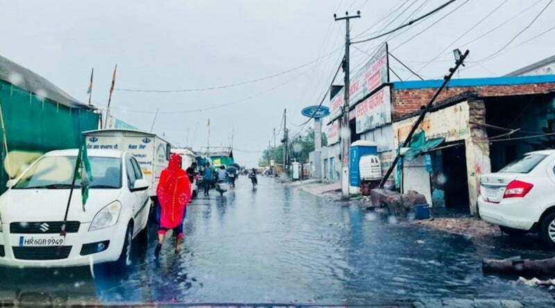 https://www.workersunity.com/wp-content/uploads/2021/05/farmers-during-rain-in-delhi-3.jpg