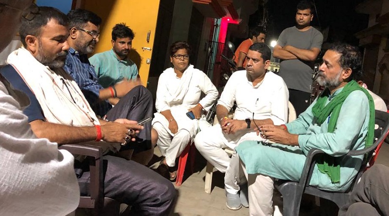 https://www.workersunity.com/wp-content/uploads/2021/10/yogendra-yadav-at-BJP-worker.jpg