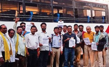 https://www.workersunity.com/wp-content/uploads/2021/11/protesting-msrtc-staff-in-Nagpur-dipo-tt.jpg