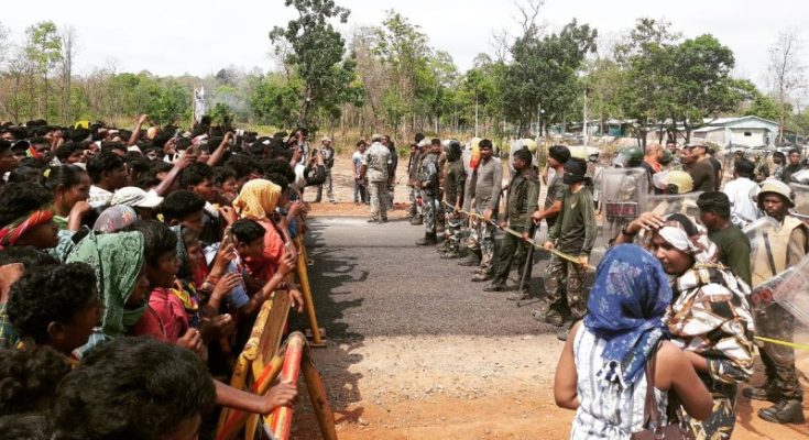 Adivasi protesters and paramilitary personnel face off at Silger