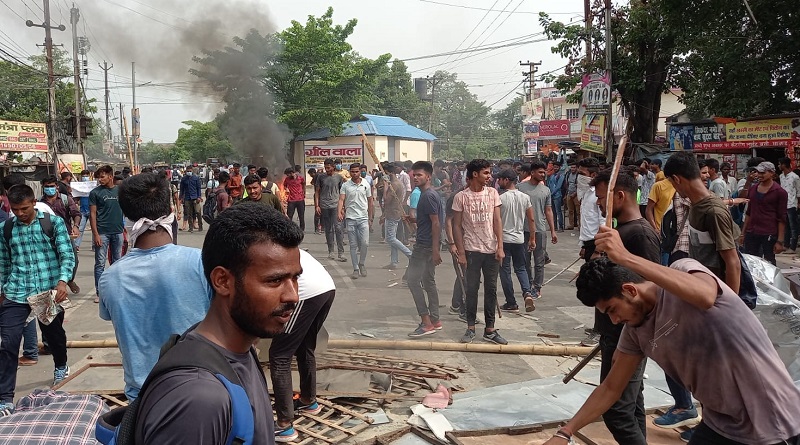 https://www.workersunity.com/wp-content/uploads/2022/06/Youth-of-Bihar-protesting-against-Agnipath-in-Indian-military.jpg