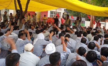 https://www.workersunity.com/wp-content/uploads/2023/05/Bellsonica-workers-sit-in-at-factory-gate-meeting.jpg