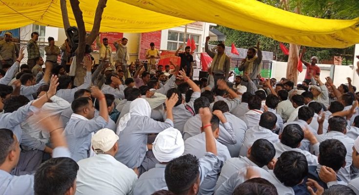 https://www.workersunity.com/wp-content/uploads/2023/05/Bellsonica-workers-sit-in-at-factory-gate-meeting.jpg