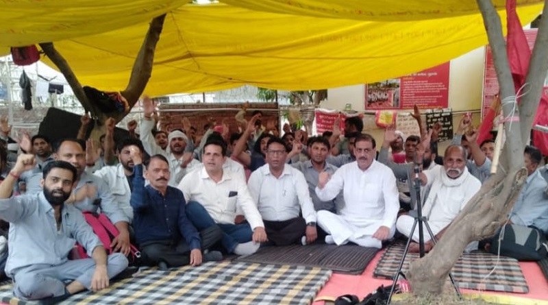 https://www.workersunity.com/wp-content/uploads/2023/05/Bellsonica-workers-sit-in-at-factory-gate-tarde-union-leaders-support.jpg