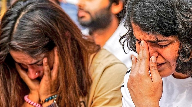 https://www.workersunity.com/wp-content/uploads/2023/05/WOMEN-WRESTLERS-vinesh-fogat-and-sakshi-malik-at-jantar-mantar.jpg