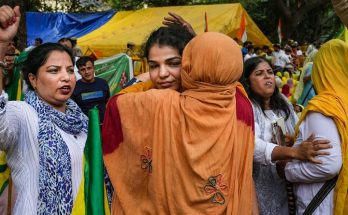 https://www.workersunity.com/wp-content/uploads/2023/05/Wrestlers-protest-at-jantar-Mantar-with-women-framers.jpg