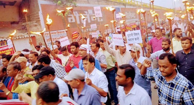 https://www.workersunity.com/wp-content/uploads/2023/07/varanasi-NMOPS-torch-march-at-cant-railway-station.jpg
