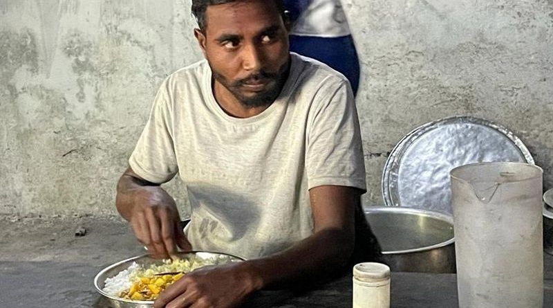 https://www.workersunity.com/wp-content/uploads/2023/11/Uttarkashi-Tunnel-worker-taking-food.jpg