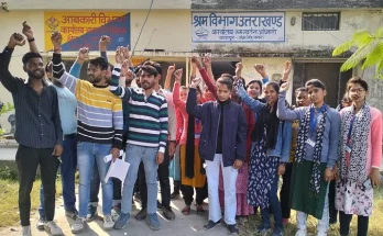 workers protest at labor office