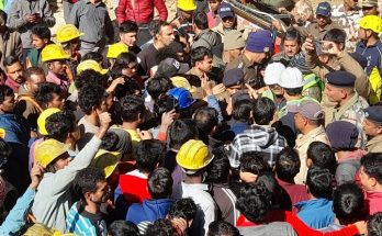 https://www.workersunity.com/wp-content/uploads/2023/11/workers-protest-at-uttarakhand-tunnel-where-40-workers-trapped.jpg