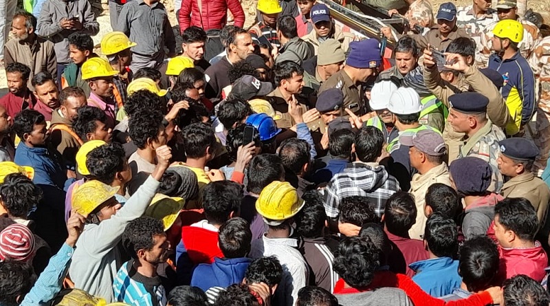 https://www.workersunity.com/wp-content/uploads/2023/11/workers-protest-at-uttarakhand-tunnel-where-40-workers-trapped.jpg