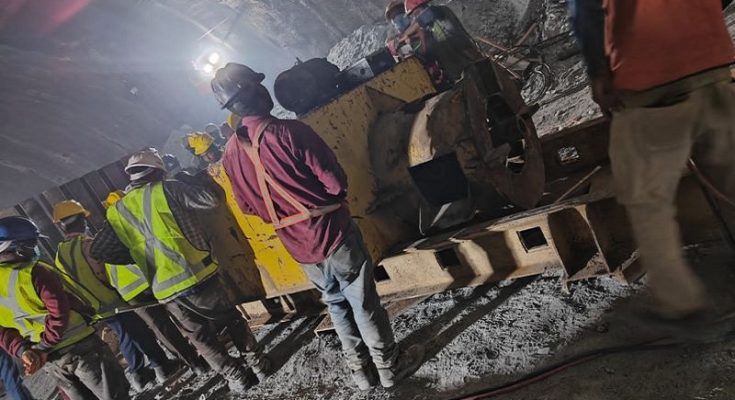 https://www.workersunity.com/wp-content/uploads/2023/11/workers-traped-in-Uttarakhand-tunnel.jpg