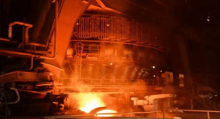 fire breaksout in steel factory