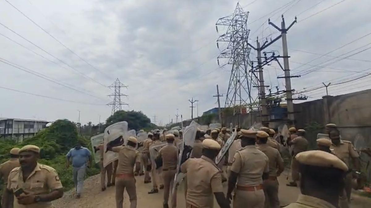 चेन्नईः कट्टपल्ली बंदरगाह में यूपी के मज़दूर की मौत पर हंगामा, लाठीचार्ज आंसू गैस के गोले, वर्कर्स यूनिटी टीम को पुलिस ने रोका