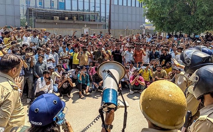 नोएडा प्रदर्शन की एफ़आईआर में क्या है, मज़दूरों पर ऐसी धाराएं क्यों लगाई हैं जिससे ज़मानत मुश्किल हो जाए