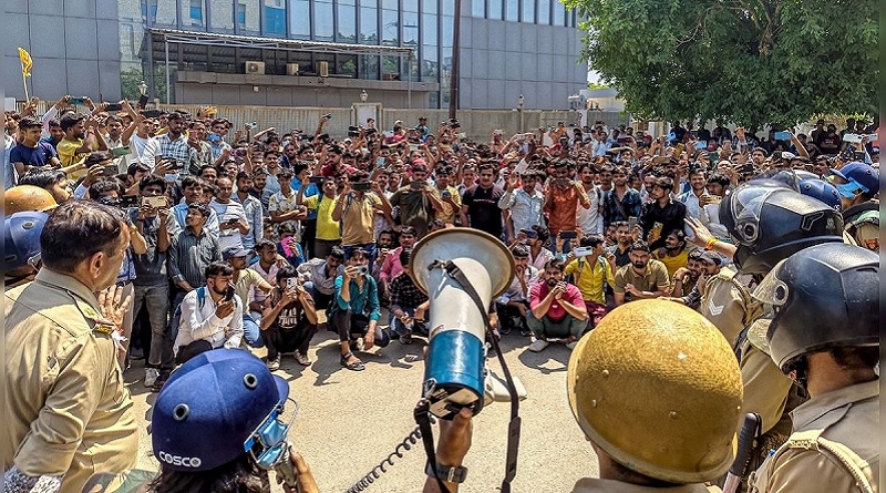नोएडा प्रदर्शन की एफ़आईआर में क्या है, मज़दूरों पर ऐसी धाराएं क्यों लगाई हैं जिससे ज़मानत मुश्किल हो जाए