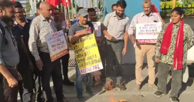 उत्तराखंड के रुद्रपुर में कई मज़दूर संगठनों के कार्यकर्ताओं ने हरियाणा, यूपी में मज़दूरों के हक़ और दमन व गिरफ्तारियों के विरोध में प्रदर्शन और पुतला दहन किया