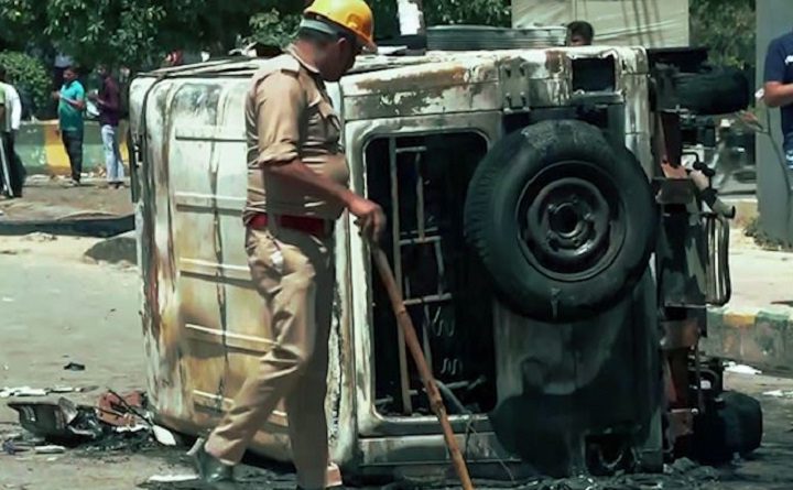 सैलरी का ग़ुस्सा, नोएडा प्रोटेस्ट एक ख़तरे की घंटी क्यों है? नज़रिया