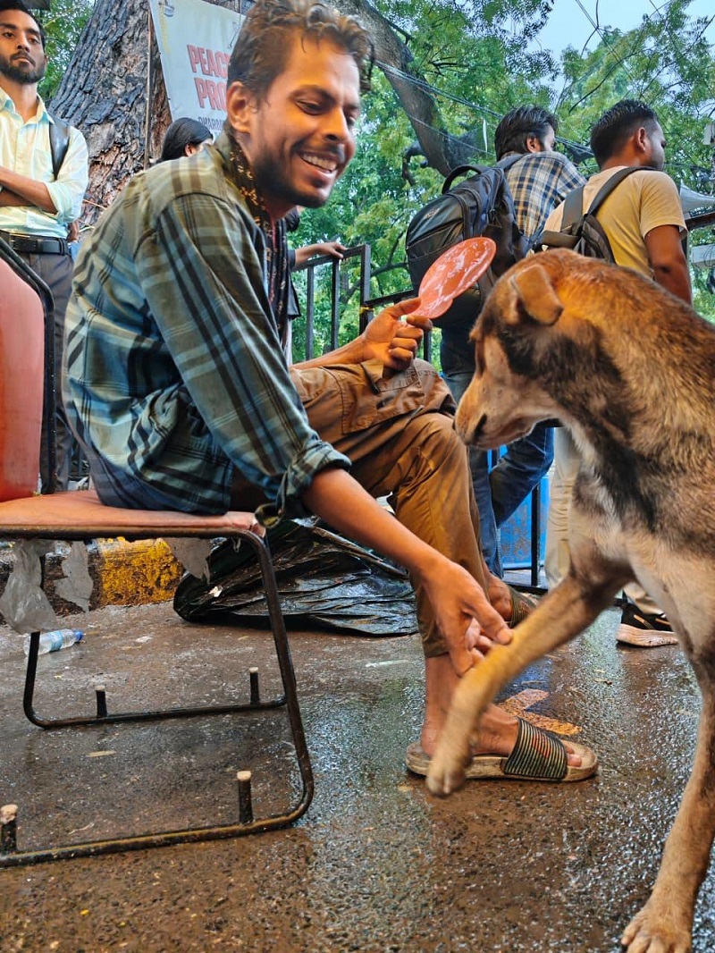 boy with dog at jantar mantar