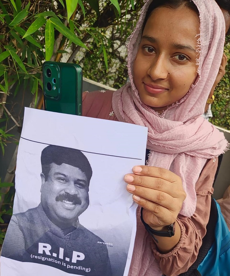 girl hold poster of dharmendra pradhan at jantar mantar