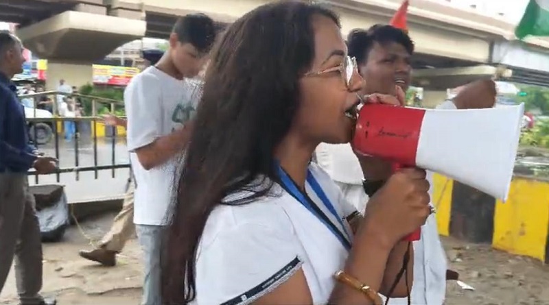 girl with mic at jantar mantar