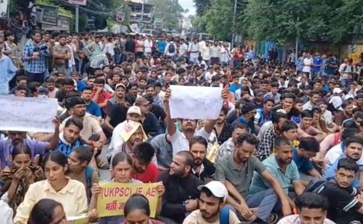 अब उत्तराखंड में युवाओं का प्रदर्शन, नौकरी की मांग को लेकर पुलिस से झड़प