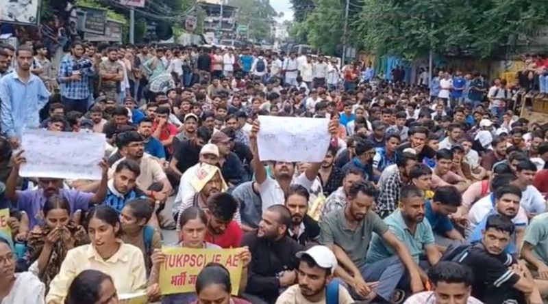 अब उत्तराखंड में युवाओं का प्रदर्शन, नौकरी की मांग को लेकर पुलिस से झड़प