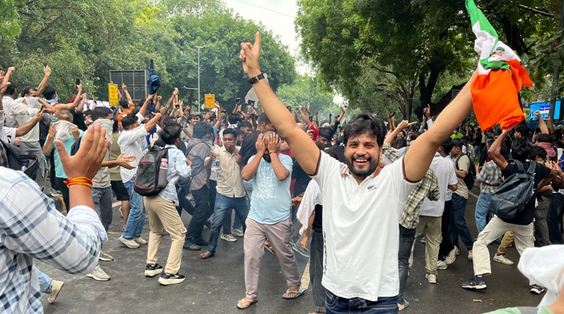 youth protest at jantar mantar tricolour