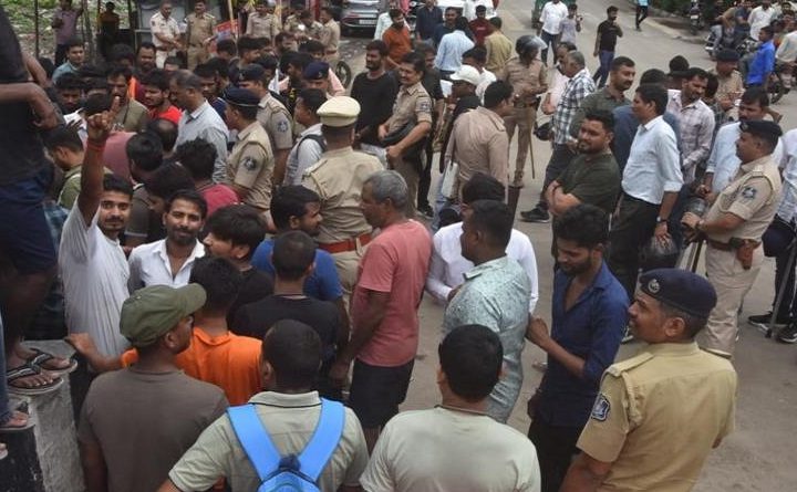 नोएडा में सैलरी की डिमांड के बाद सूरत में संडे की छुट्टी को लेकर सड़कों पर उतरे मज़दूर