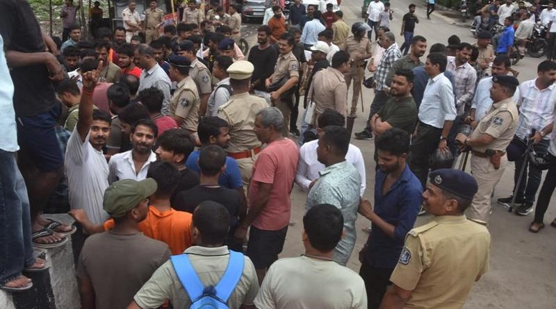 नोएडा में सैलरी की डिमांड के बाद सूरत में संडे की छुट्टी को लेकर सड़कों पर उतरे मज़दूर